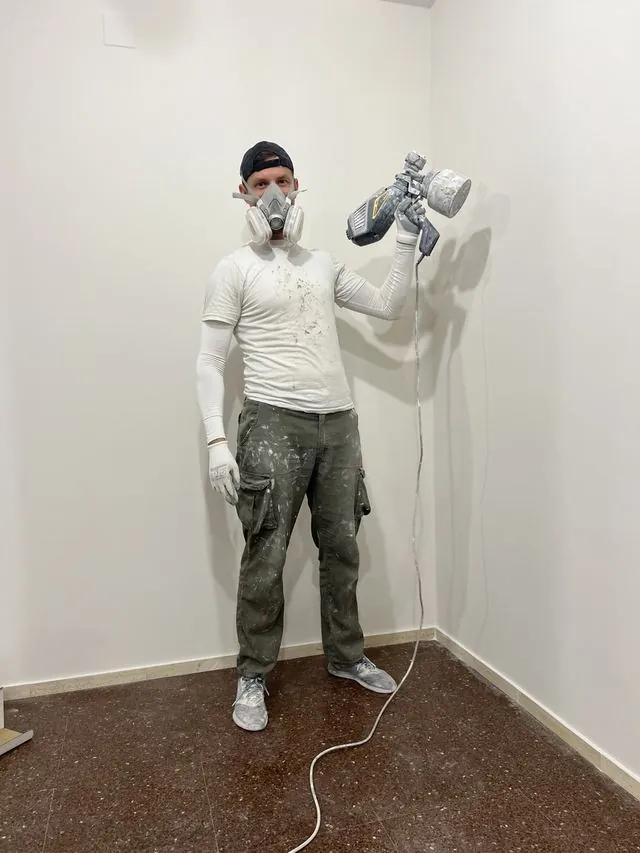 Pintor de Gridalta con equipo de pintura a pistola